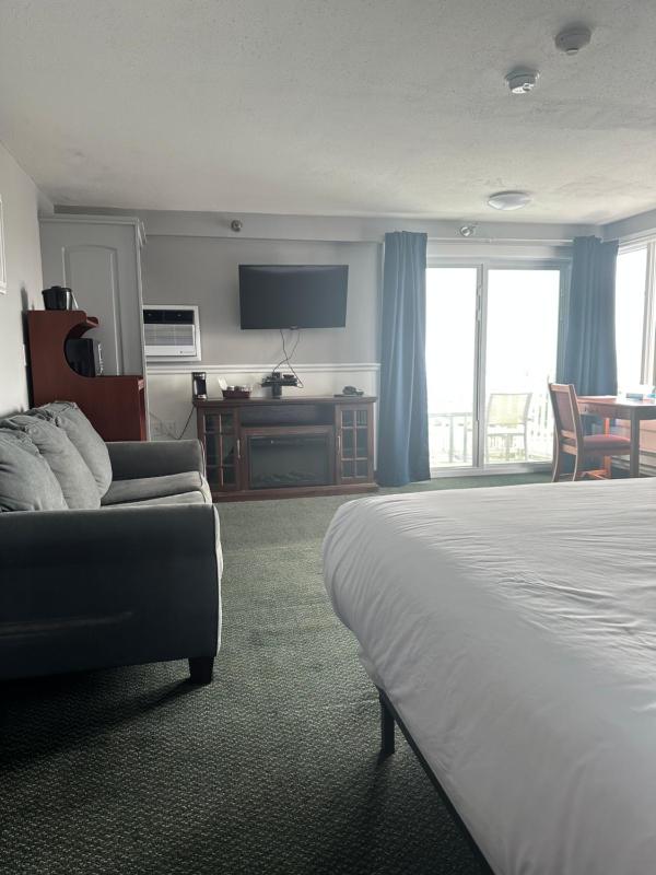 King Suite with Ocean View image 4