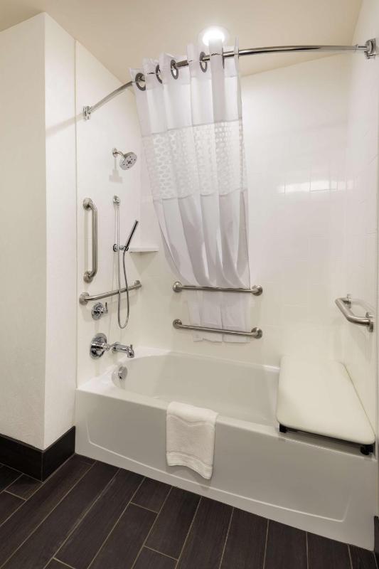 Queen Room with Two Queen Beds - Mobility Access/Non-Smoking image 3
