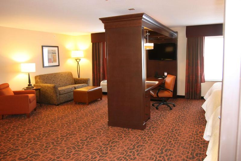 Queen Studio Suite with Two Queen Beds - Non-Smoking image 3