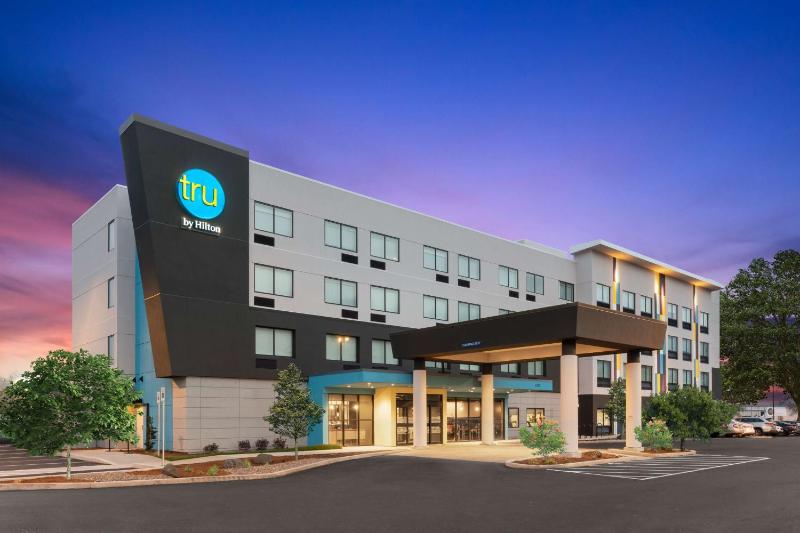 Tru by Hilton Portland Airport - image 1