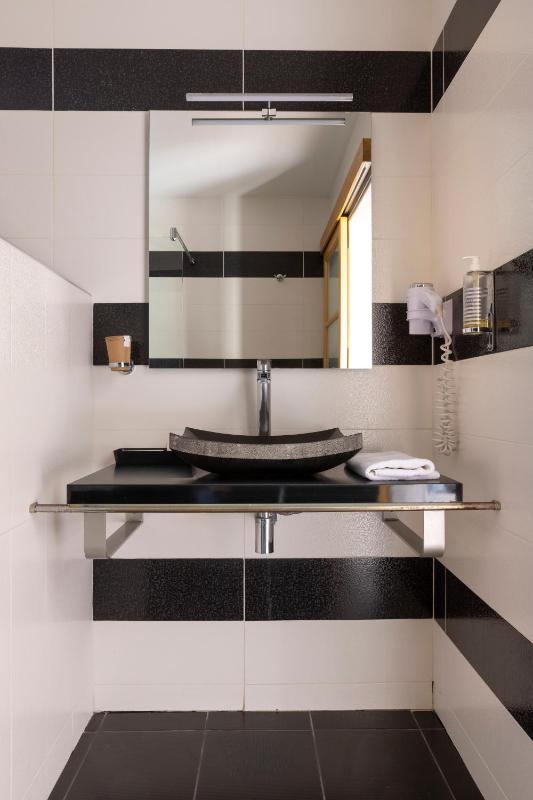 Junior Suite with Pool View image 2