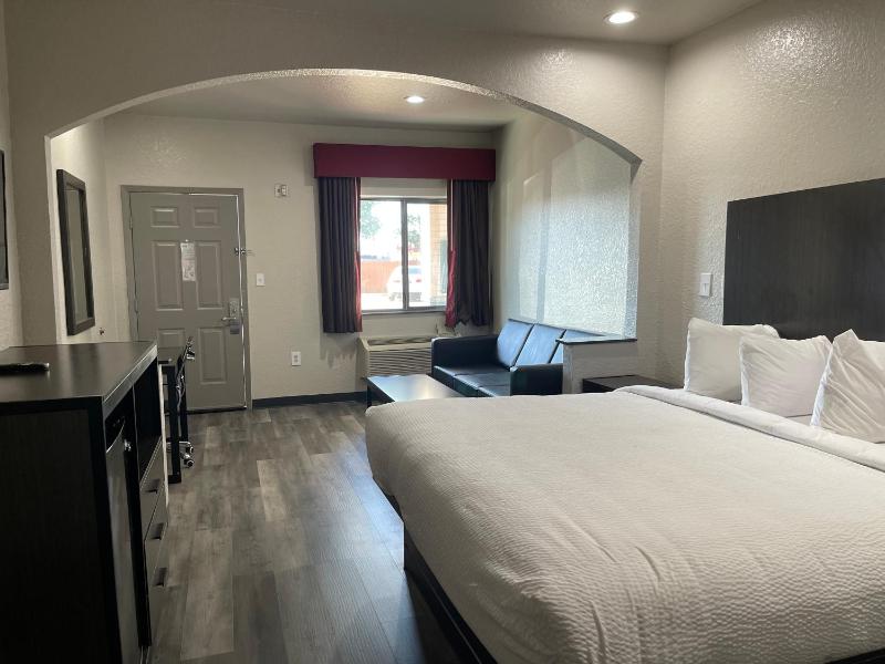 King Room with Bath Tub - Mobility/Hearing Accessible - Non-Smoking image 3