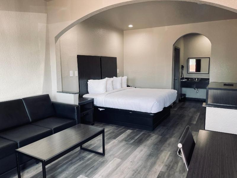 1 King Bed, Studio Suite, Non-Smoking image 2