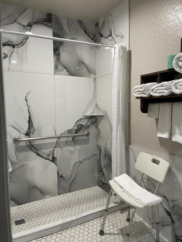 Queen Room with Two Queen Beds and Roll-in Shower - Mobility/Hearing Accessible - Non-Smoking image 3