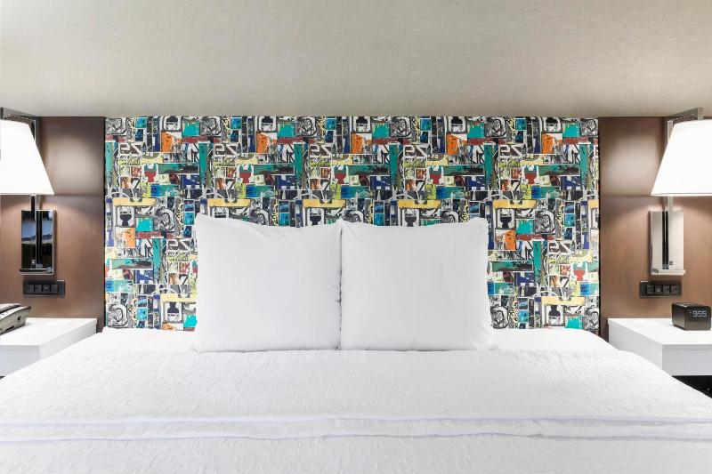 Hampton Inn & Suites Pittsburgh-Downtown - image 2