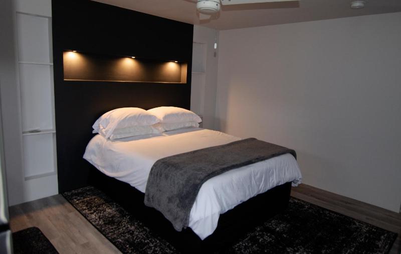 Deluxe Double Room (2 Adults + 1 Child) image 1