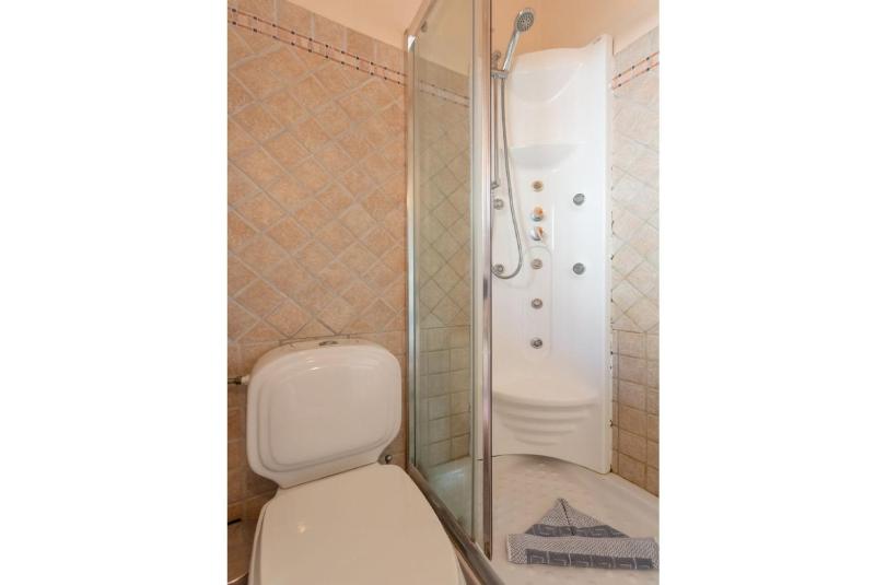 Fay Apartment - image 5