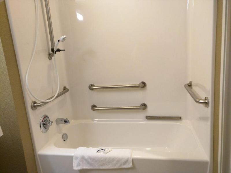 Queen Studio Suite - Mobility Access/Non-Smoking image 3