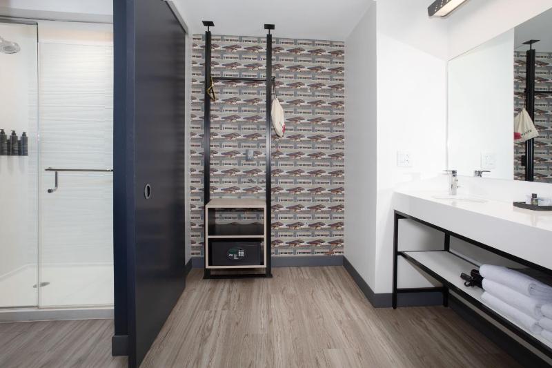 Savvy, Larger Guest room, 2 Queen, Corner room image 2