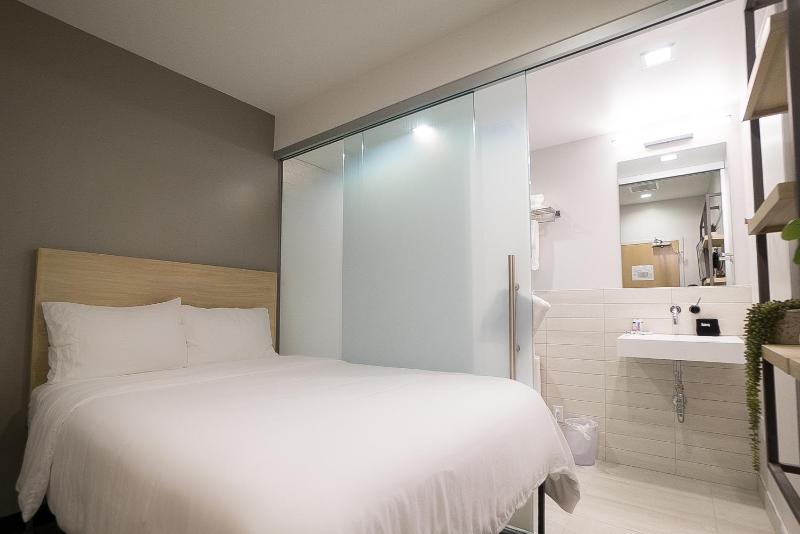 Standard Queen Room image 2