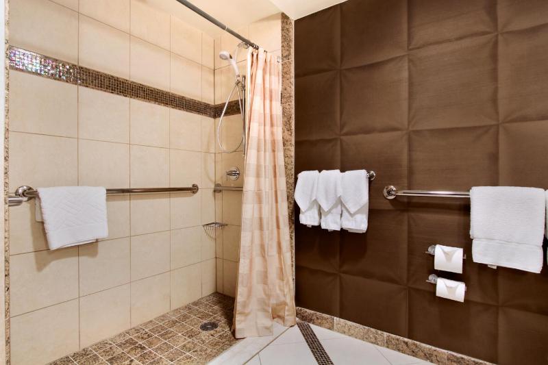 Double Room with Two Double Beds and Roll-in Shower - Mobility Access image 3