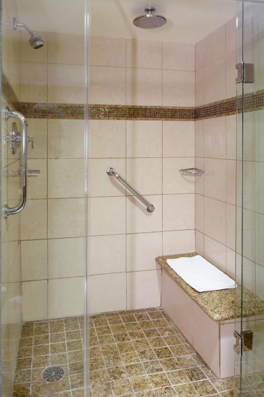 Double Room with Two Double Beds and Roll-in Shower - Mobility Access image 2