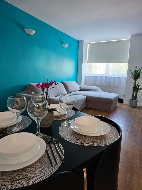 2 Bed House 30min to Central London,20min to Heathrow Images
