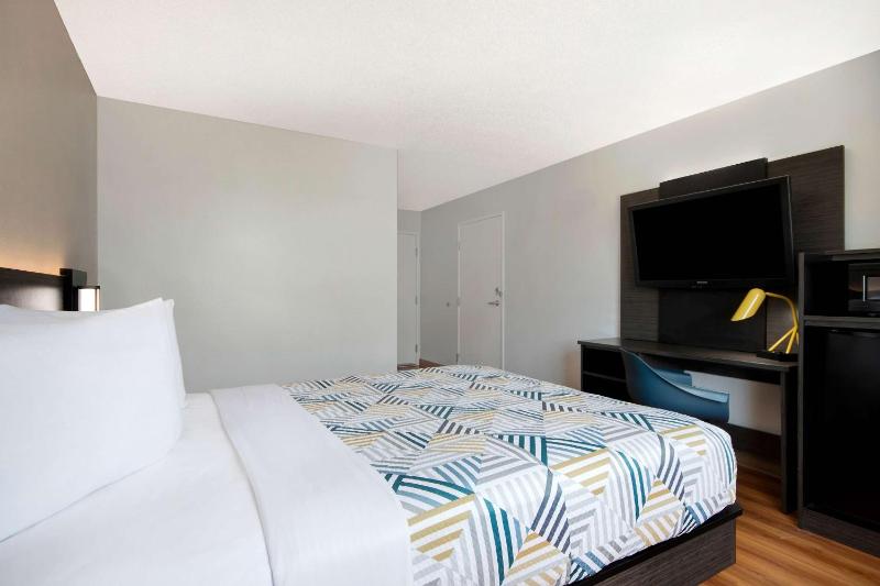 Queen Room - Disability Access - Non-Smoking image 3