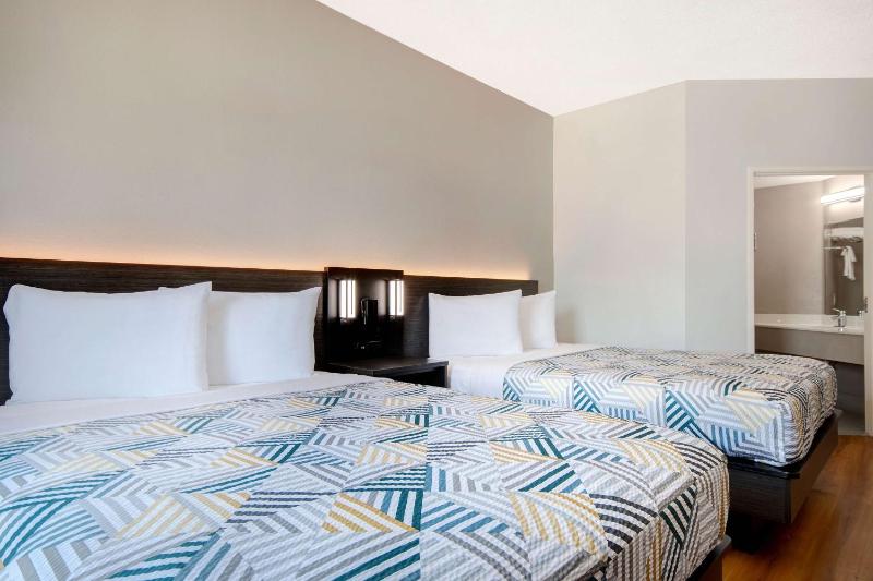 Queen Room with Two Queen Beds - Non-Smoking image 4