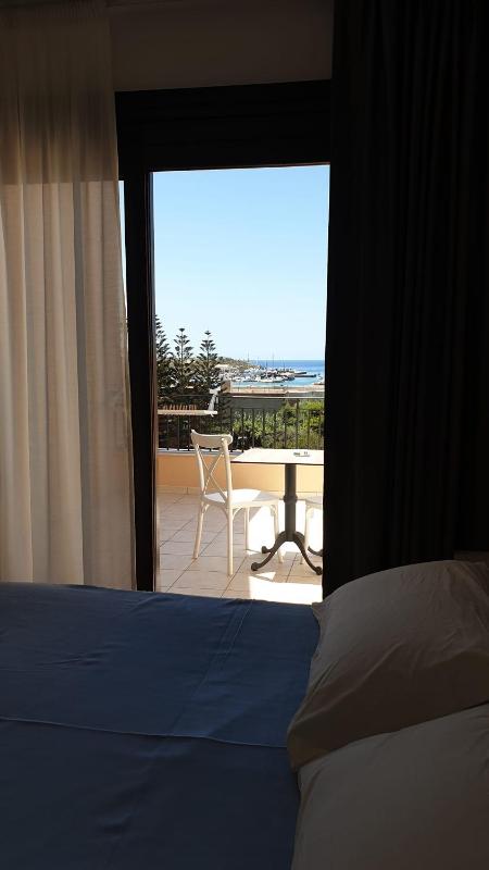 Superior Double Room with Sea View image 3