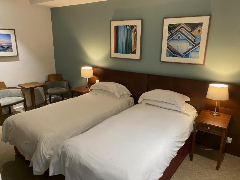 Twin Room image 4