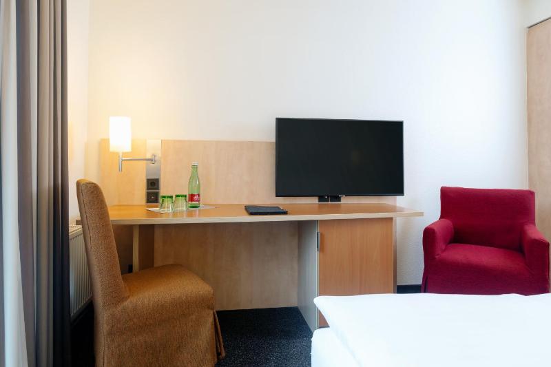 Standard Double Room image 4
