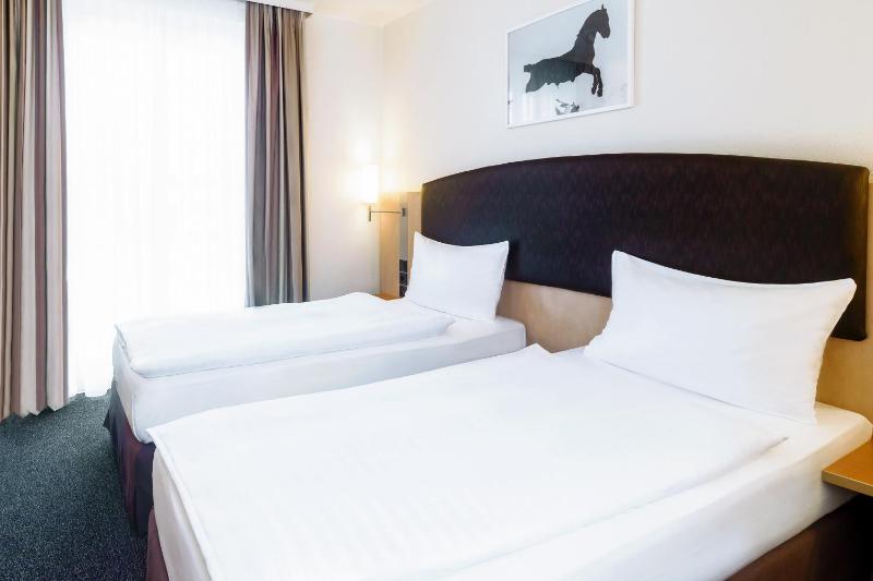Superior Twin Room image 3