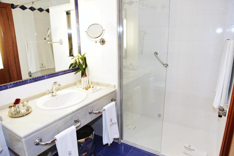 Queen Room with Sea View image 3