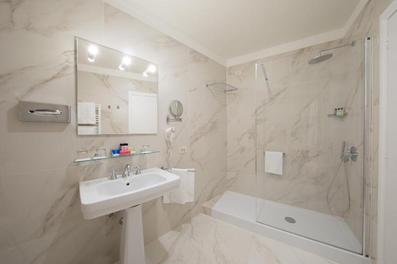 Standard Triple Room image 2