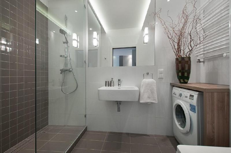 Deluxe One-Bedroom Apartment with Balcony (no parking) image 3