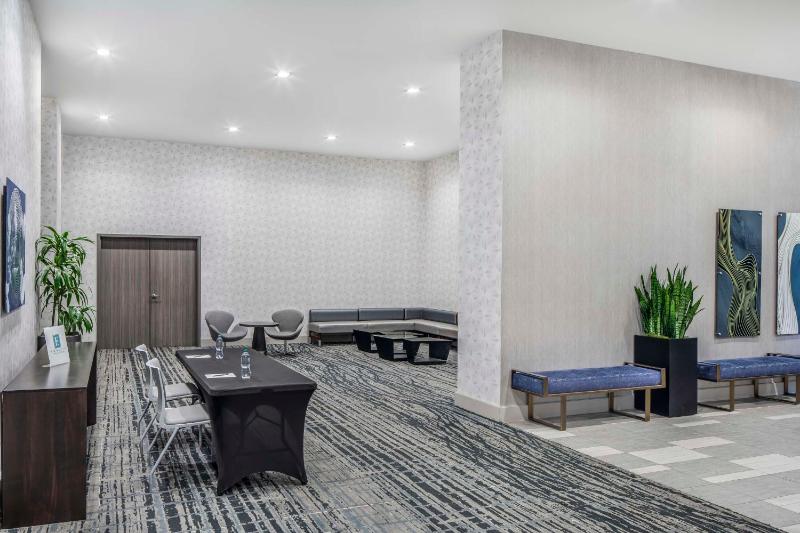 Embassy Suites by Hilton Atlanta Midtown - image 2