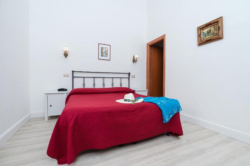 Double Room image 4
