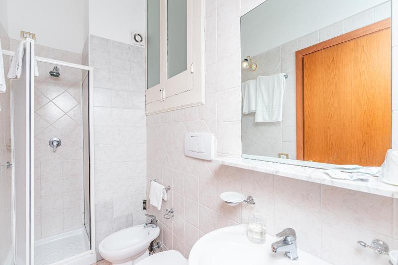 Double Room image 3