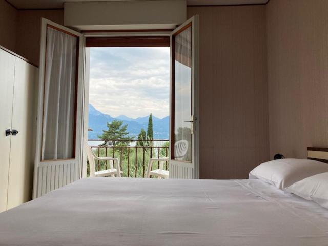 Double or Twin Room with Lake View image 4