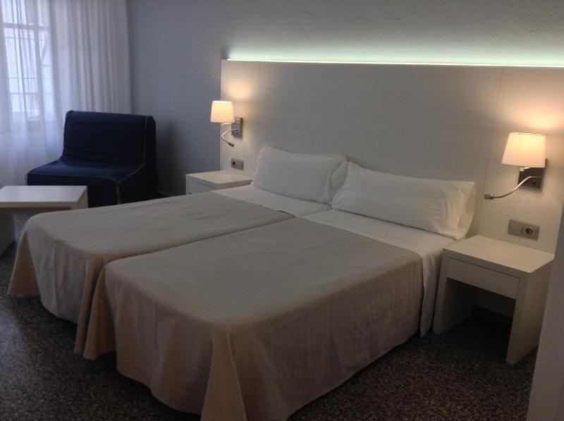 Twin Room with Private Bathroom image 4