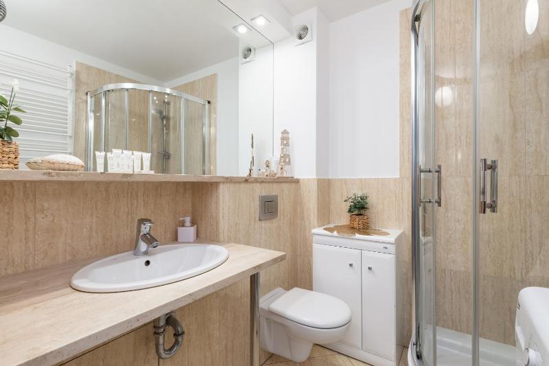 Apartamenty przy Promenadzie Villa Mistral II by Noclegi Renters - image 11