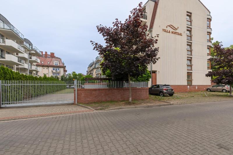 Apartamenty przy Promenadzie Villa Mistral II by Noclegi Renters - image 13