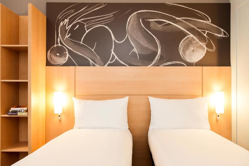 Standard Room with 2 Single Beds image 4