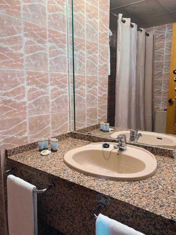 Double or Twin Room image 3