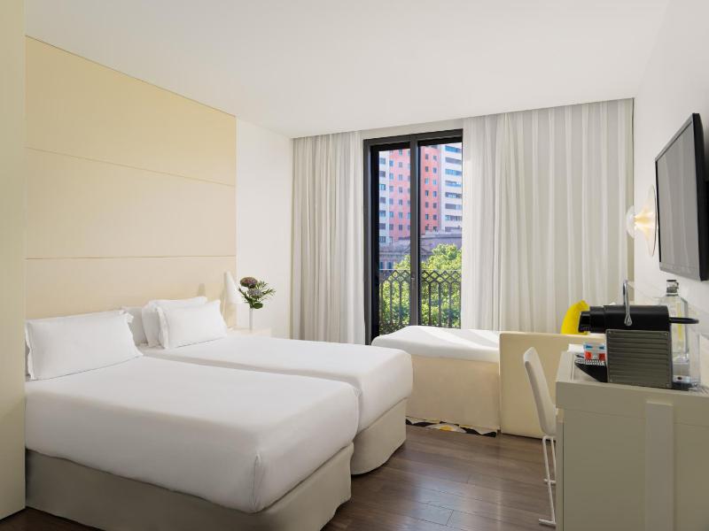 Triple Room (2 Adults + 1 Child) image 1