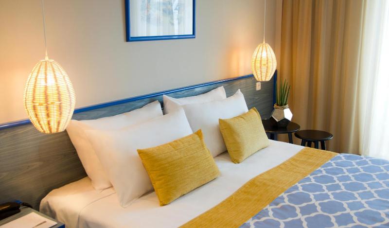 Twin Room image 4