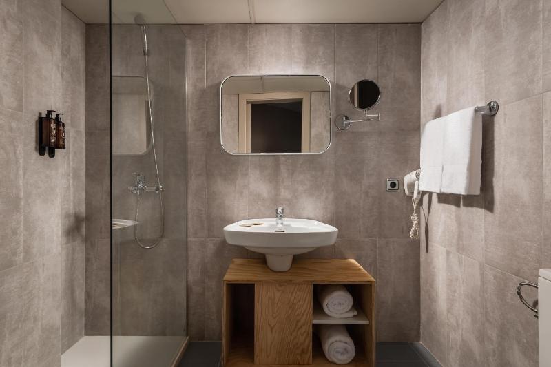 Twin Room image 3