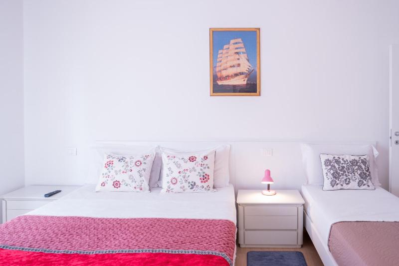 Deluxe Triple Room image 3