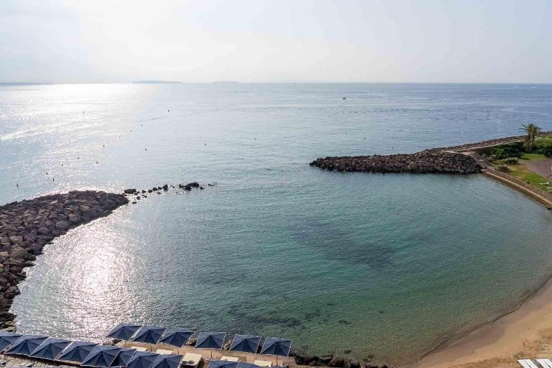 Deluxe Room with Terrace and Sea View image 4