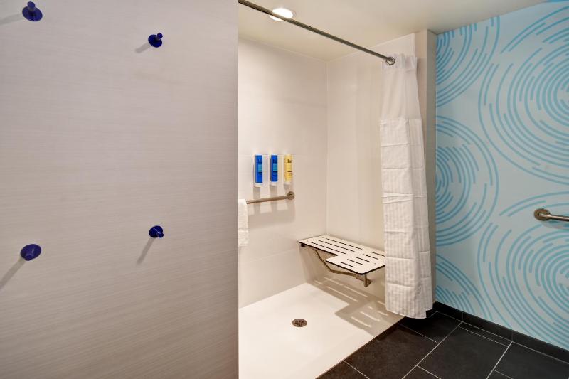 Queen Room with Two Queen Beds and Roll-In Shower - Mobility Access/Non-Smoking image 3