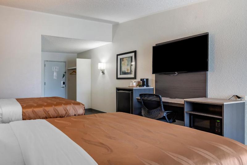 Double Room with Two Double Beds - Accessible/Non-Smoking image 2