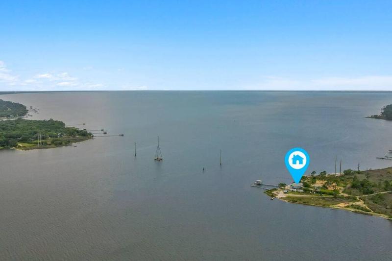 Bayview Private dock for your boat Dolphin Watch - image 17