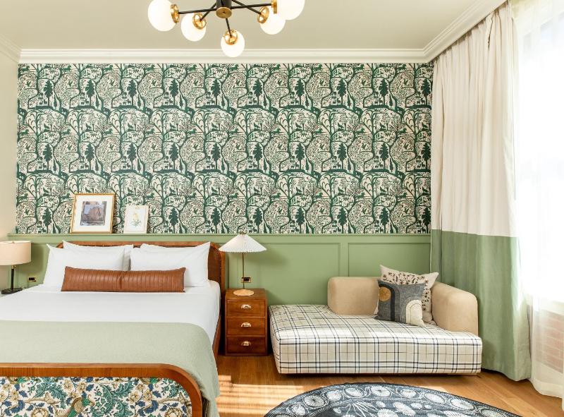 Retreat Suite with Two Queen Beds image 2