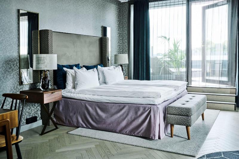 One-Bedroom Suite with Ocean View image 1