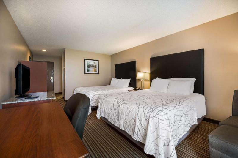 Queen Room with Two Queen Bed image 2
