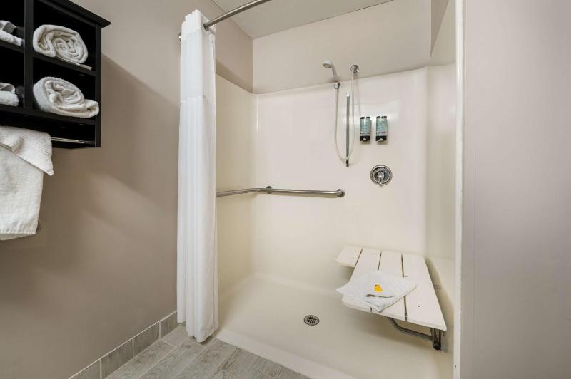 Queen Room with Two Queen Beds and Roll-In Shower - Disability Access/Non-Smoking image 2