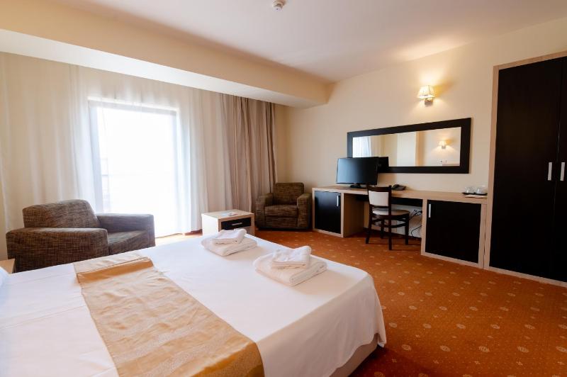 Business King Room with Balcony image 3