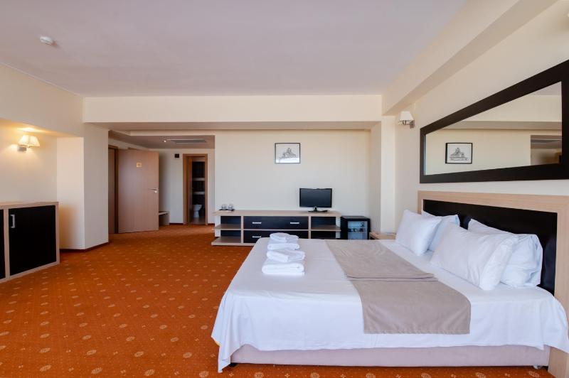 Deluxe Suite with Balcony image 2