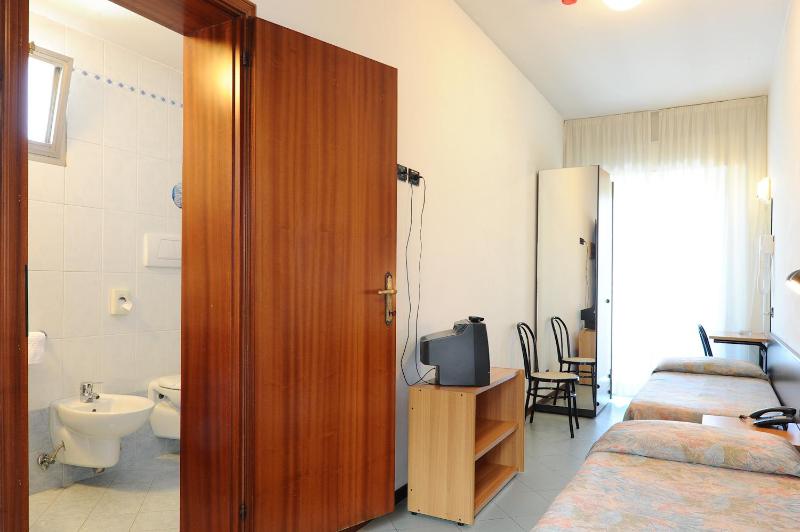 Economy Twin Room image 4